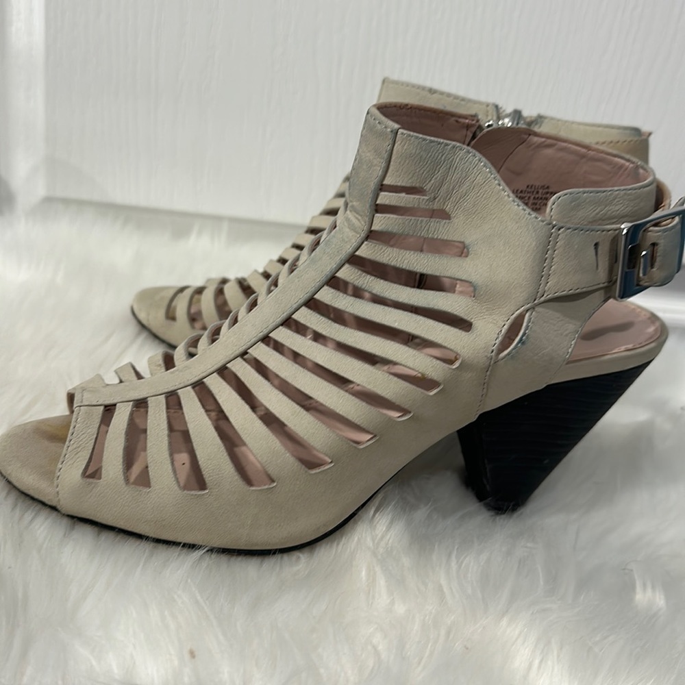 Audrey Brooke size 7 1/2 bone zip up chunky heel shoe